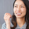 歯を磨く女性