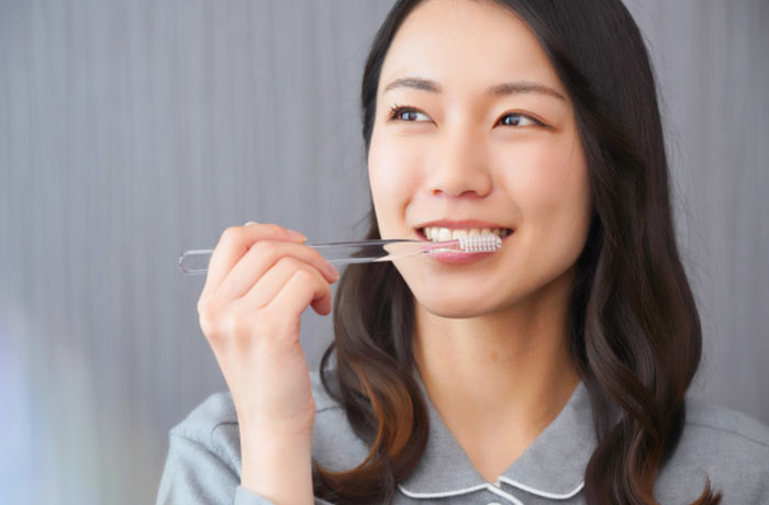 歯を磨く女性